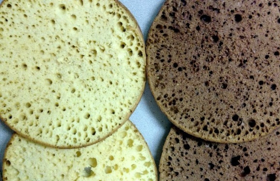 1. Этап. Пирог Зебра со сметаной: 3. Коржей должно получиться парное количество. Я готовила просто два коржа разных цветов, а потом их разрезала вдоль. Ждем, пока они полностью остынут и немного затвердеют. Только после этого режьте, иначе могут развалиться.