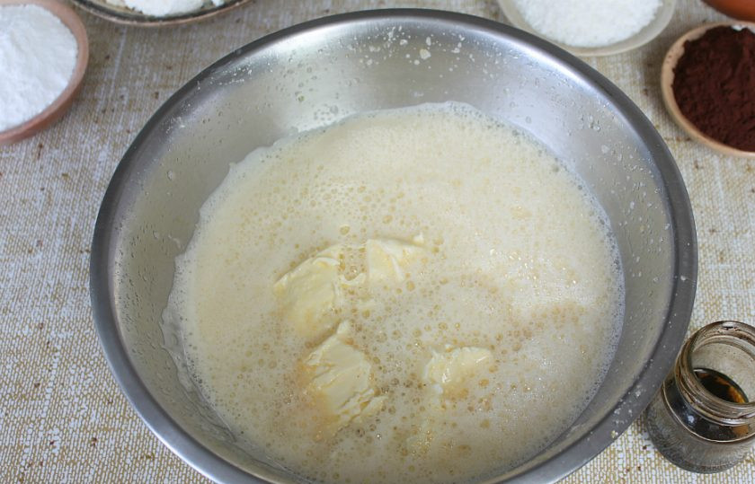 1. Этап. Торт Махровый: Добавляем ванильную настойку. Можно коньяк или другой крепкий и ароматный алкоголь, на ваш выбор.