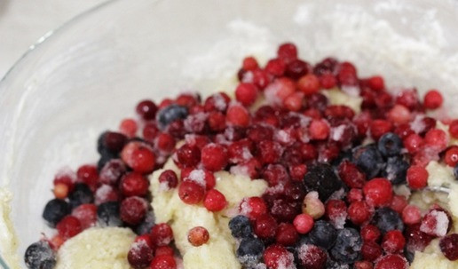 1. Этап. Маффины с сыром и ягодами: Добавить ягоды. У меня брусника и черника.