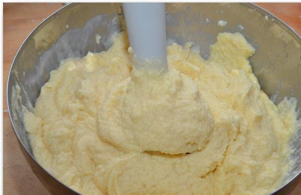 1. Этап. Творожная запеканка с ягодами: Добавляем в смесь йогурт и ванильную эссенцию, хорошенько взбиваем, потом добавляем муку и еще разок хорошо взбиваем до однородности массы.