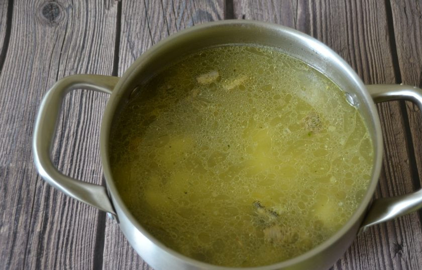 1. Этап. Суп из сыроежек: Когда картофель сварится, положите грибную зажарку, можно добавить вместо соли и для вкуса бульонный кубик, посолите по вкусу.