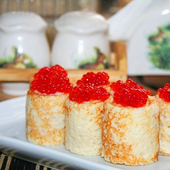 Блинчики с икрой красной