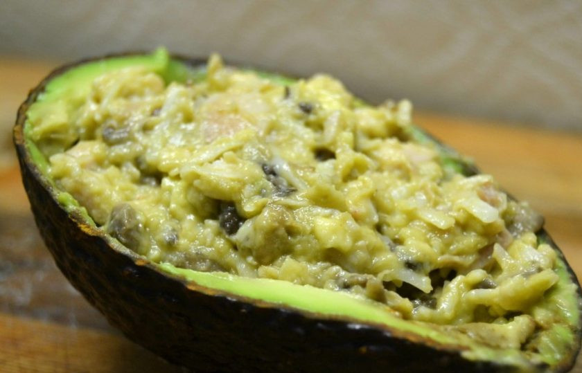 1. Этап. Фаршированный авокадо в духовке: 12. Готовую начинку выложите в кожуру авокадо, украсьте блюдо долькой лайма.