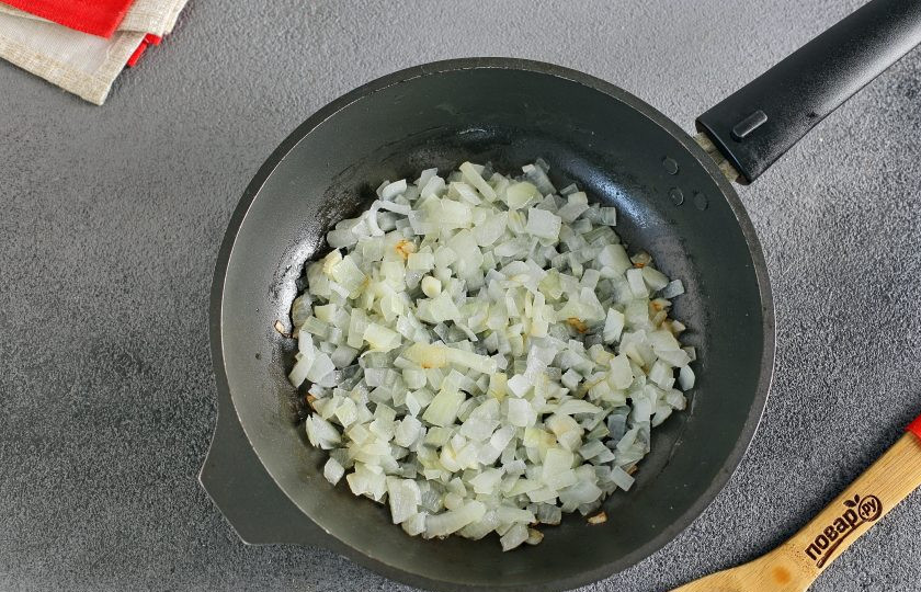 1. Этап. Паста с фаршем и баклажанами: Лук нарежьте кубиками и обжарьте в сковороде до мягкости.