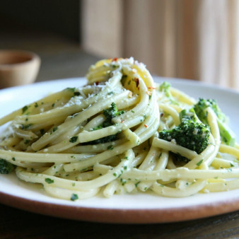 Cheesy Bucatini with Broccoli