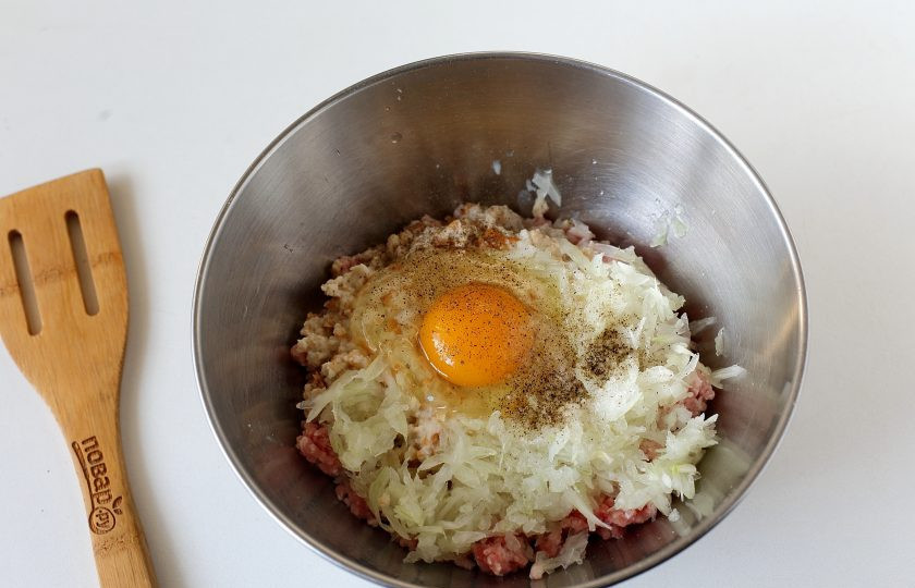 1. Этап. Мясные лукошки: Фарш переложите в глубокую миску. Добавьте отжатый хлеб, тертый на крупной терке лук, яйцо, соль и специи по вкусу.