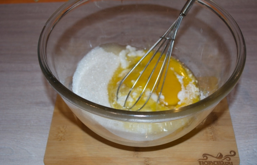 1. Этап. Вишневый пирог из замороженной вишни: В миску всыпаем сахар. Я кладу 1 стакан. Пирог не получается слишком сладким, ибо вишня достаточно кислая. Для приготовления пирога в миску к сахару добавляем яйца.