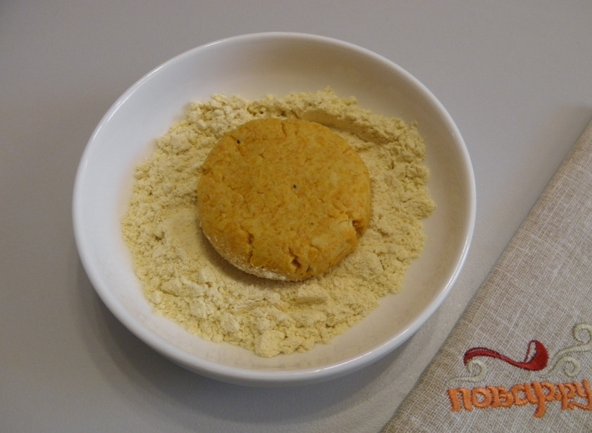 1. Этап. Морковные котлеты с сыром: Полученную массу разделите на 6-8 котлет. Я делала крупные, поэтому разделила на 6 шариков. Придайте шарикам форму котлет и панируйте в кукурузной муке.