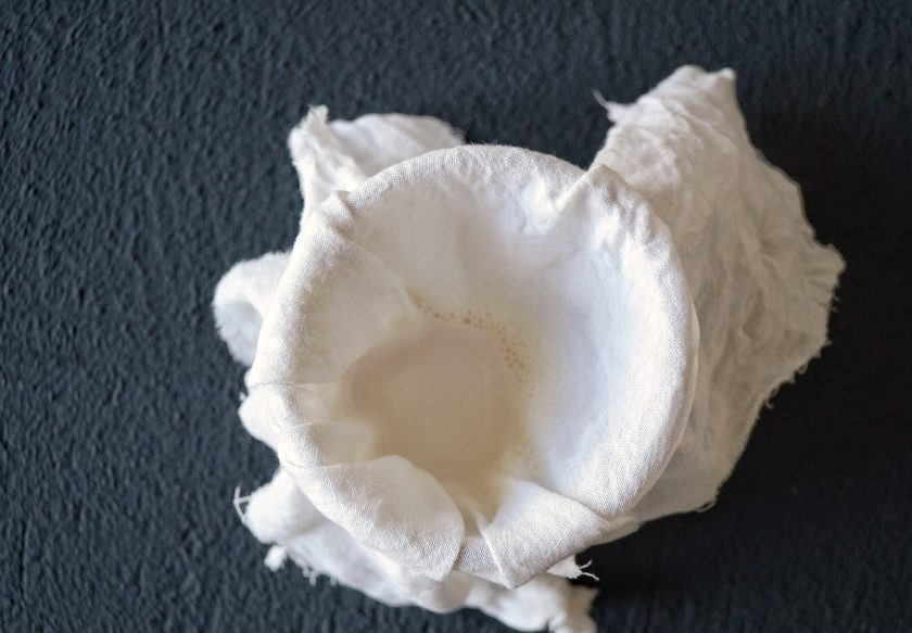 1. Этап. Ореховое молоко: Процедите смесь через хлопковую ткань или марлю. Хорошенько отожмите.