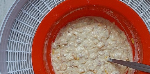 1. Этап. Закусочные маффины с фаршем и кукурузой: Тщательно перемешать. Тесто должно получиться достаточно густое, с ложки падает, не стекает.