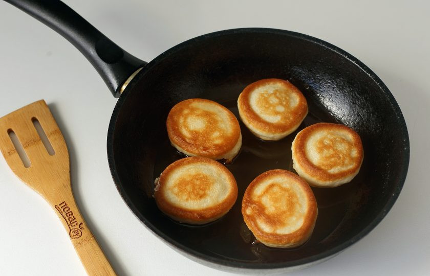 1. Этап. Оладьи на кефире с крахмалом: Жарьте оладьи на среднем огне с двух сторон до золотистого цвета.