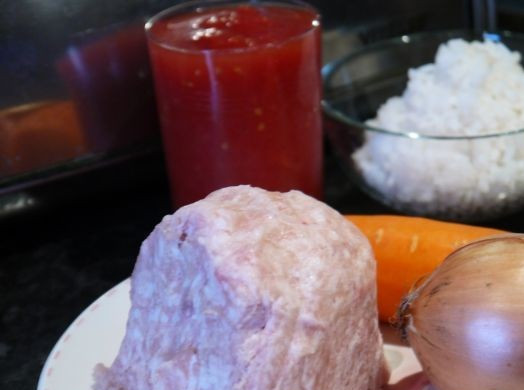 1. Этап. Диетические тефтели из куриного фарша: 1. Перед началом приготовления рис нужно предварительно отварить до полуготовности. Для диетических котлет лук и морковь лучше положить в фарш сырыми, а также можно немного обжарить их на сливочном масле.