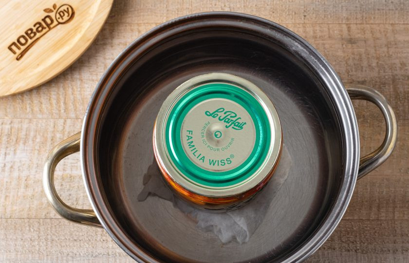 1. Этап. Салат «Лето в банке»: На дно большой кастрюли постелите тряпочку, поставьте банку и заполните водой по плечики. Доведите до кипения и стерилизуйте на небольшом огне 20 минут.