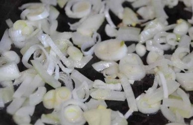 1. Этап. Грибная запеканка в духовке: Обжариваем лук на растительном масле минуты 3.