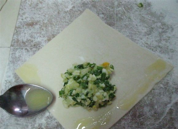 1. Этап. Пирожки из слоеного теста без дрожжей: 8. В центр выложить начинку. Оставшееся яйцо взбить и промазать края.