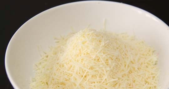 1. Этап. Салат Пасхальный: Затем натрем на мелкой терке твердый сыр и добавим к нарезанным яйцам.