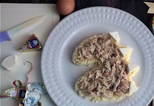 1. Этап. Салат Новогодний Дракончик: Второй слой - куриная мякоть, разобранная на волокна. Кубиком не нужно резать. От сырных треугольников нужно отрезать маленькие треугольники по количеству 