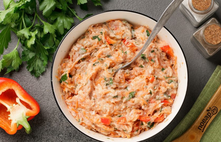 1. Этап. Куриные котлеты с овощами: Хорошо всё перемешайте.