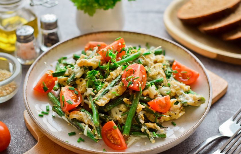 1. Этап. Спаржевая фасоль в яйце с сыром: Когда сыр немного подтает, переложите блюдо на тарелку и добавьте немного черри. Спаржевая фасоль в яйце с сыром готова. Приятного аппетита!