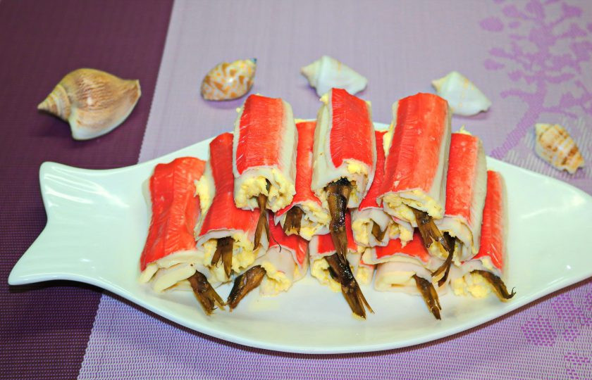 1. Этап. Шпроты в крабовых палочках: Быстрая, оригинальная и очень вкусная закуска готова.