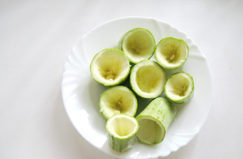 1. Этап. Кабачки фаршированные курицей в мультиварке: Кабачки помойте и очистите. Молодые чистить не обязательно. Нарежьте на 3-4 части. Удалите семечки.