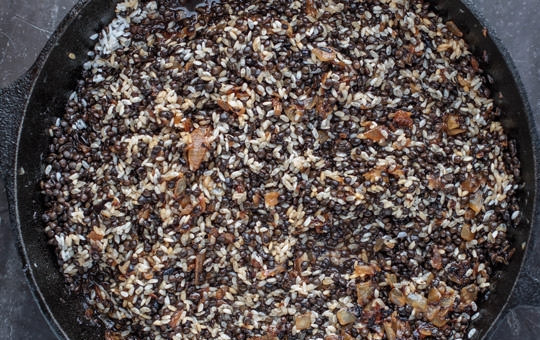 1. Этап. Чечевица черная на сковороде: Солим и перчим кашу, затем накрываем её крышкой и уменьшаем огонь. Тушим на протяжении 20 минут.