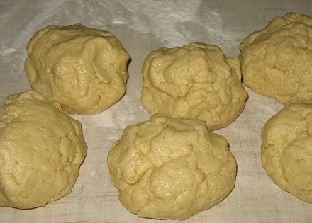 1. Этап. Торт Соты: Растопите масло. Соедините его с 250 г сметаны, сахаром, 3 ст. ложками мёда. Соду погасите уксусом и также добавьте. Всыпьте в смесь муку и замешайте тесто. Разделите его на 6 равных частей.