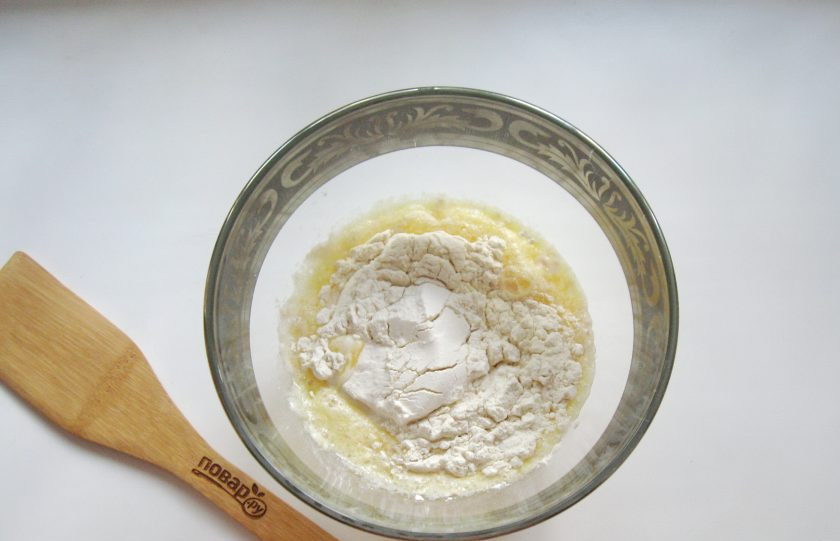 1. Этап. Пирожки Минутка из чудо-теста: Постепенно всыпьте в миску просеянную муку.