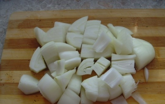 1. Этап. Гусь в мультиварке кусочками: Чистим лук, нарезаем его довольно большими кубиками.