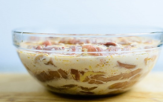 1. Этап. Куриные бедра без кости: 5. Накройте крышечкой или пленкой и уберите в холодильник. Лучше всего мариновать куриные бедра без кости в домашних условиях ночь.