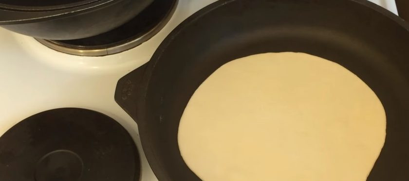 1. Этап. Лаваш из постного теста: 3. На сухой разогретой сковороде обжарьте лепешку в течение 1 минуты, после чего переверните ее и обжарьте в течение 1 минуты с другой стороны.