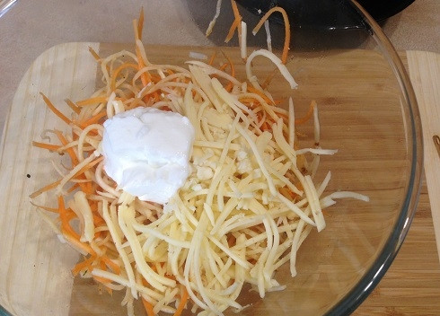 1. Этап. Салат из жареного корневого сельдерея: 7. Добавим сыр, чеснок и йогурт или майонез.