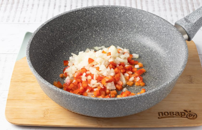 1. Этап. Котлеты из картофеля с перцем: Репчатый лук и болгарский перец нарежьте кубиками. Обжарьте в сковороде до мягкости и золотистого цвета.