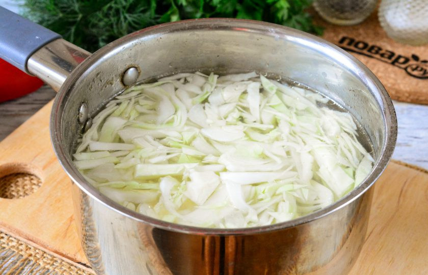 1. Этап. Борщ без зажарки: Следом выложите и капусту. Варите овощи 10-12 минут.