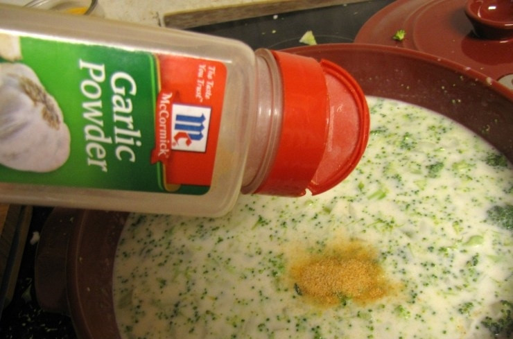 1. Этап. Сырный суп для детей: 6. Посолите суп и добавьте чесночный порошок.