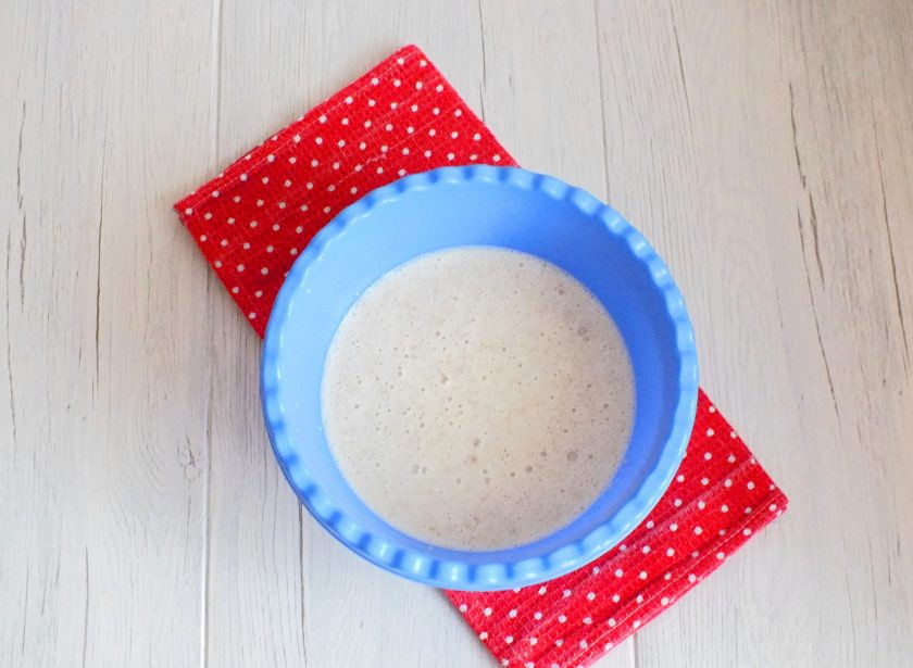 1. Этап. Овсяные блины на кефире: Перемешайте венчиком. Поставьте разогреваться сковороду.