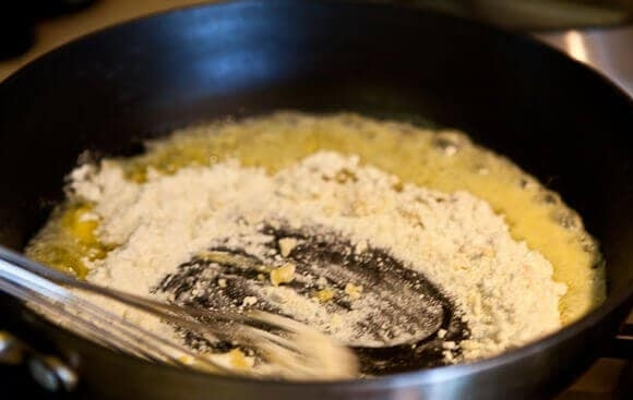 1. Этап. Спаржа в сырном соусе: 3. На отдельной сковороде растопите сливочное масло. Всыпьте просеянную муку.