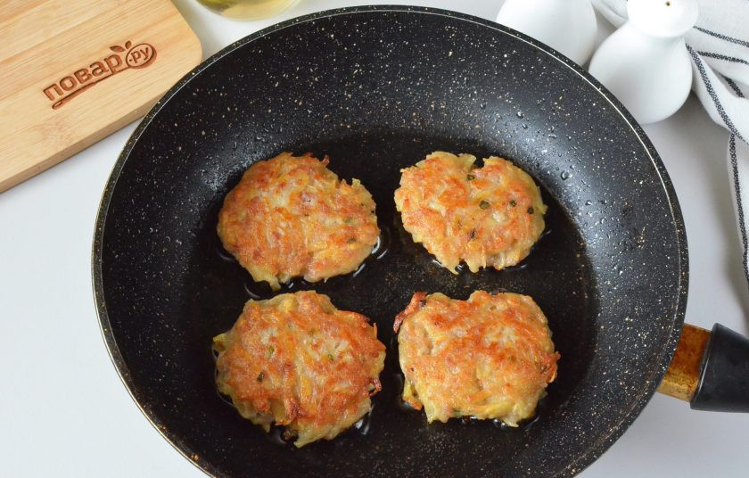 1. Этап. Драники картофельные с фаршем: Переверните и обжарьте драники под крышкой с другой стороны.