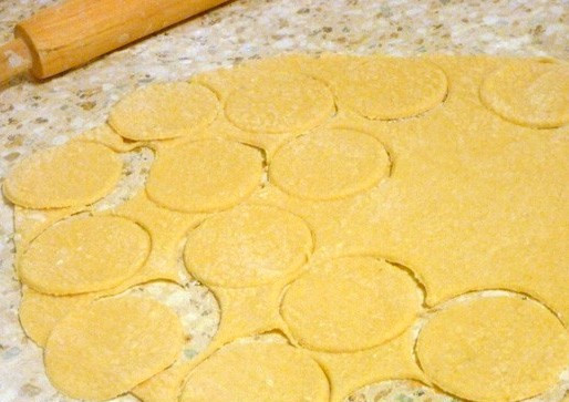 1. Этап. Вареники на пару в мультиварке: Далее мы раскатываем тесто в пласт средней ширины, чашкой вырезаем из него кружочки.