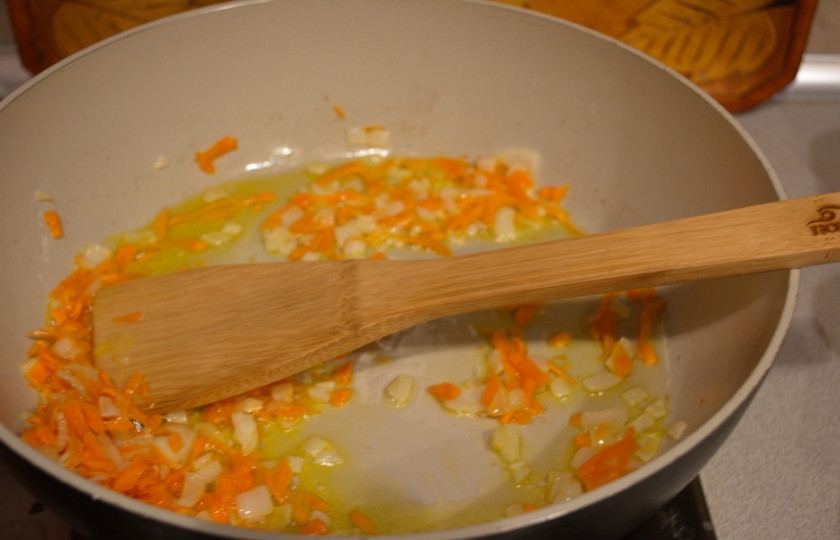 1. Этап. Рагу из баклажанов вкусное: Добавить морковь. Тушим все вместе, помешивая.