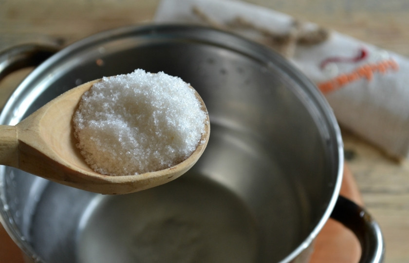 1. Этап. Маринованная сладкая капуста: Для приготовления маринада в 250 мл. воды разведите сахар.