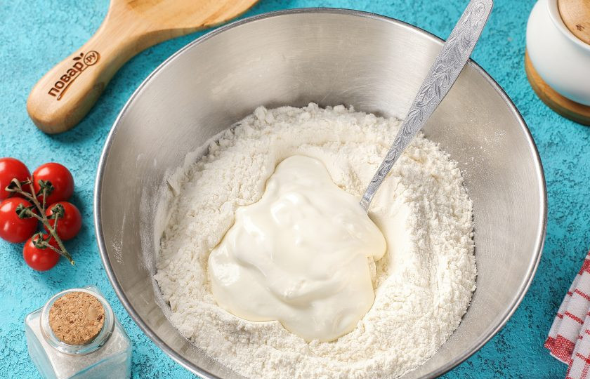 1. Этап. Песочное тесто на маргарине для пирога: Перемешайте и добавьте сметану.