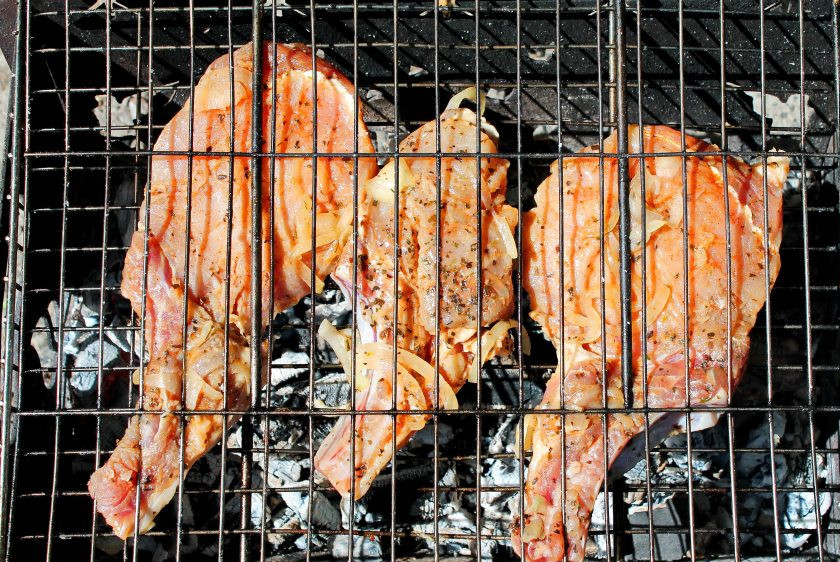 1. Этап. Шашлык из свиной корейки по-армянски: В мангале подготовьте угли для приготовления шашлыка из свиной корейки по-армянски. Выложите корейку на решетку и готовьте над углями в течение 15-20 минут до готовности. При этом решетку с шашлыком нужно перевернуть несколько раз и следить, чтобы не разгорался огонь. Готовый шашлык снимите с огня и сразу подавайте к столу.