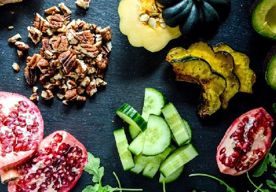 1. Этап. Салат из тыквы и рукколы с орехами и гранатом: 3. Вымойте и обсушите рукколу. Нарежете небольшими кусочками огурчик и тонкими ломтиками авокадо. Орешки тоже слегка измельчите ножом.