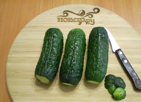 1. Этап. Ядреные огурчики: Огурцы вымойте, отрежьте у них попки.