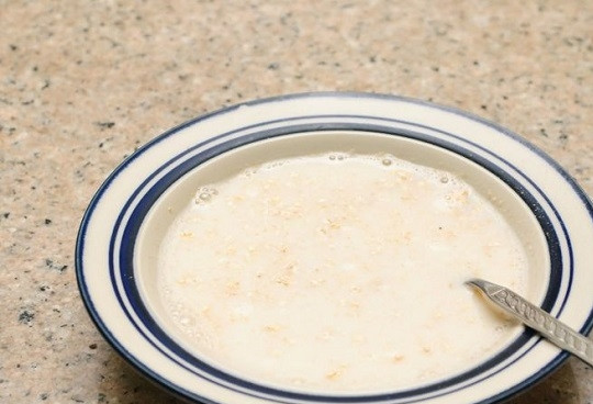 1. Этап. Быстрая каша в микроволновке: 4. Перемешайте аккуратно.