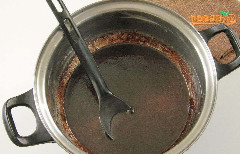 1. Этап. Шоколадный пирог с изюмом: Доведите массу до кипения, периодически помешивая на небольшом огне, и остудите (3 ст.л. отложите для поливки готового пирога).