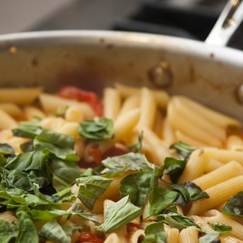 1. Этап. Паста с беконом и помидорами: 10. Промойте и нарежьте базилик. Добавьте к пасте.