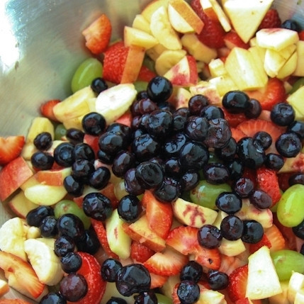 1. Этап. Фруктовый салат с медовым сиропом: Наконец, добавляем чернику.