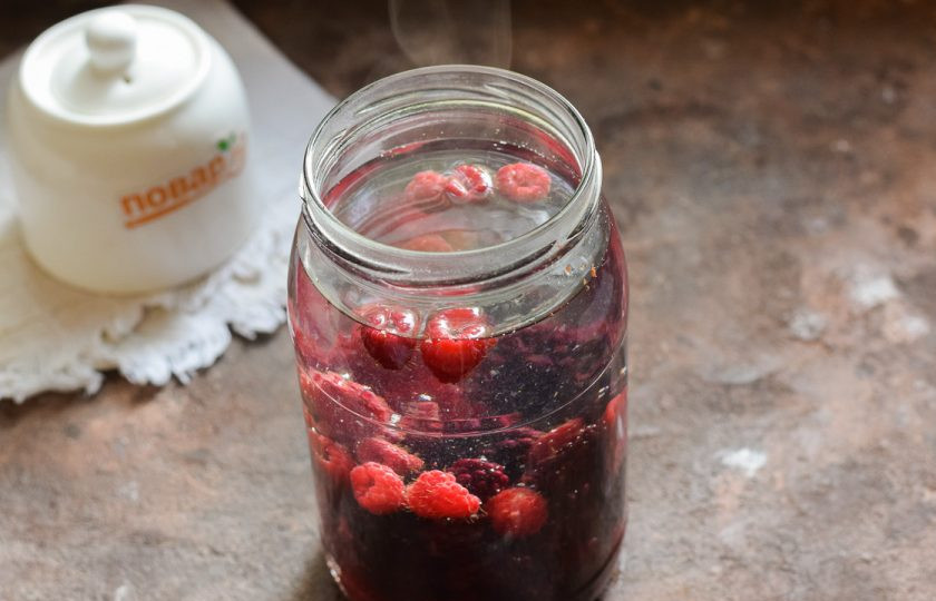 1. Этап. Компот из ежевики и малины на зиму: Доведите до кипения чистую воду, залейте крутой кипяток в банку. На горлышко банки набросьте крышку и оставьте на 10 минут. Спустя время воду слейте в кастрюлю, доведите до кипения и верните в банку, снова оставьте на 10 минут в покое.